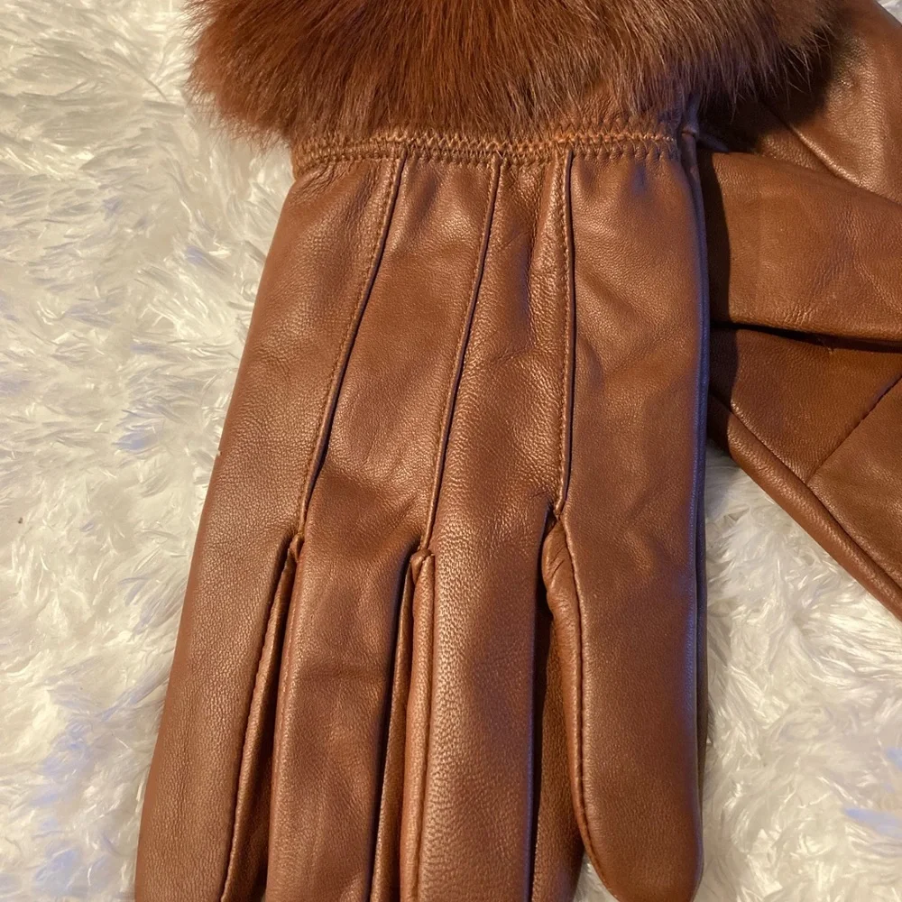 Woman’s gloves